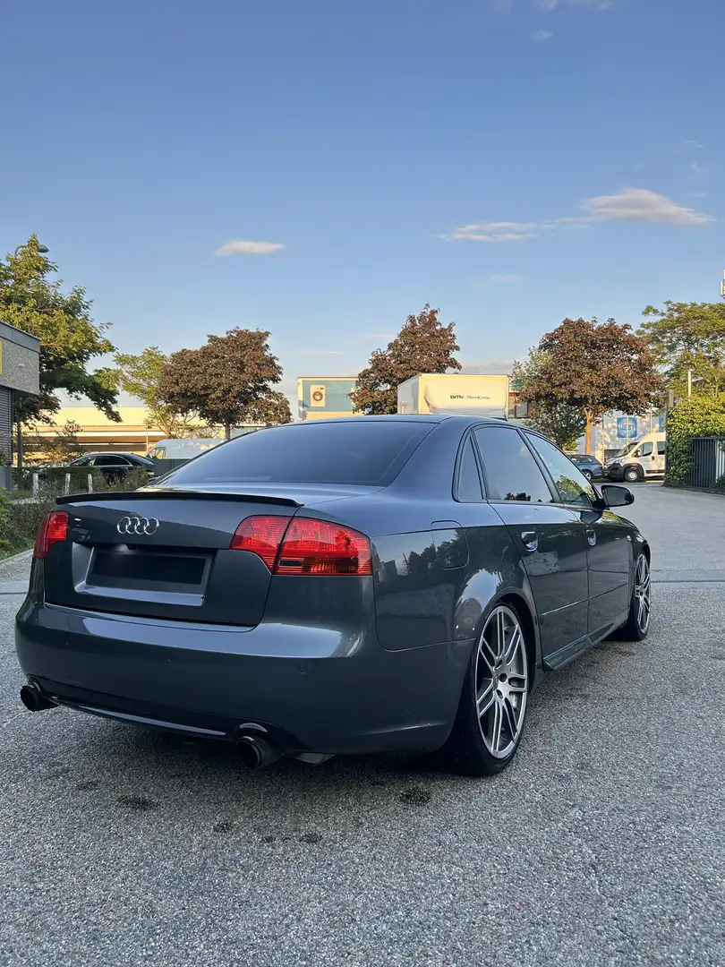 Audi A4 1,8 T Grau - 1