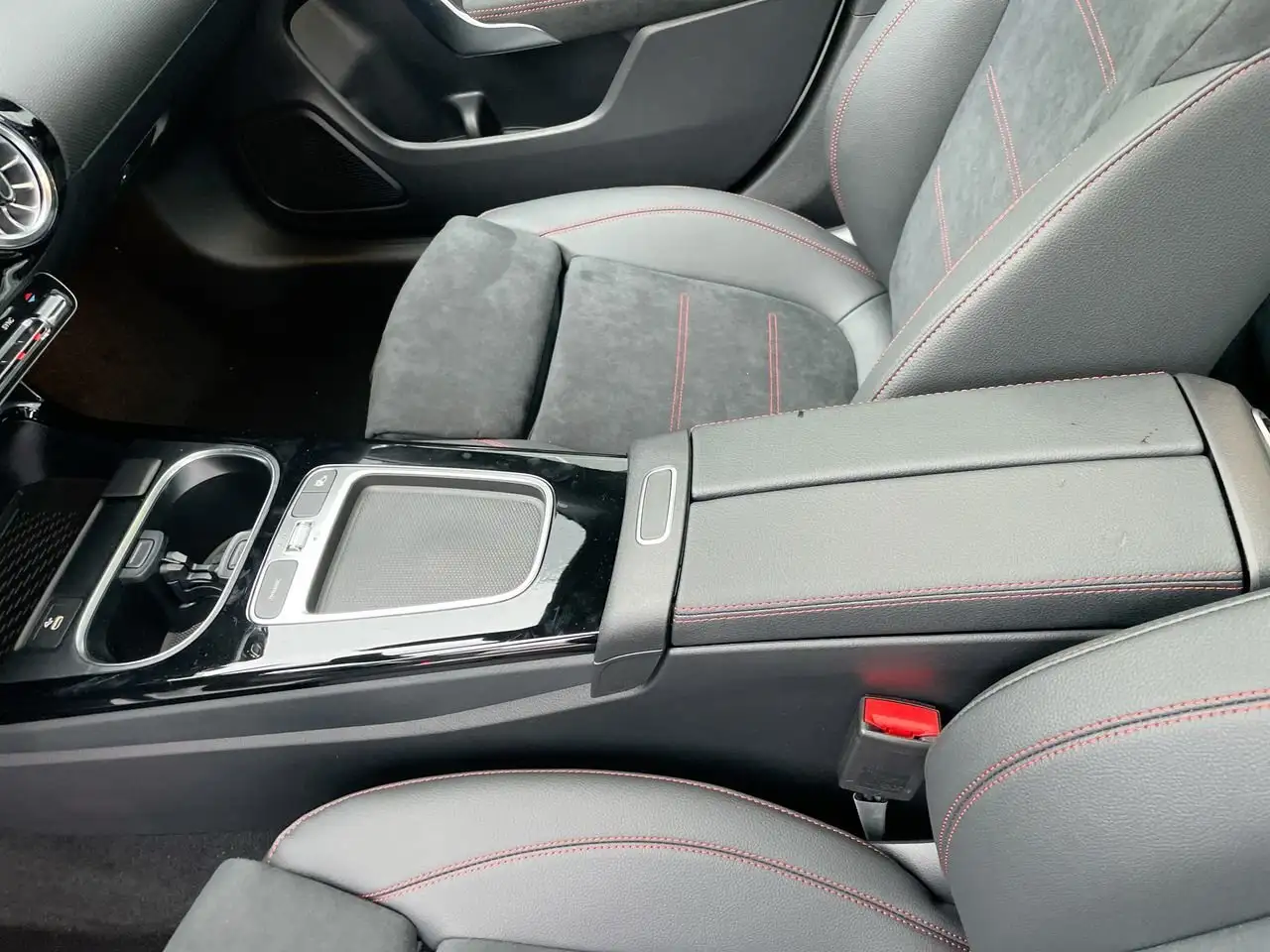 Mercedes-Benz CLA снимка Mercedes-Benz CLA