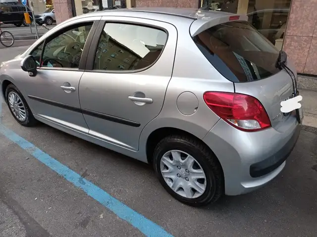 Peugeot 207 view 3