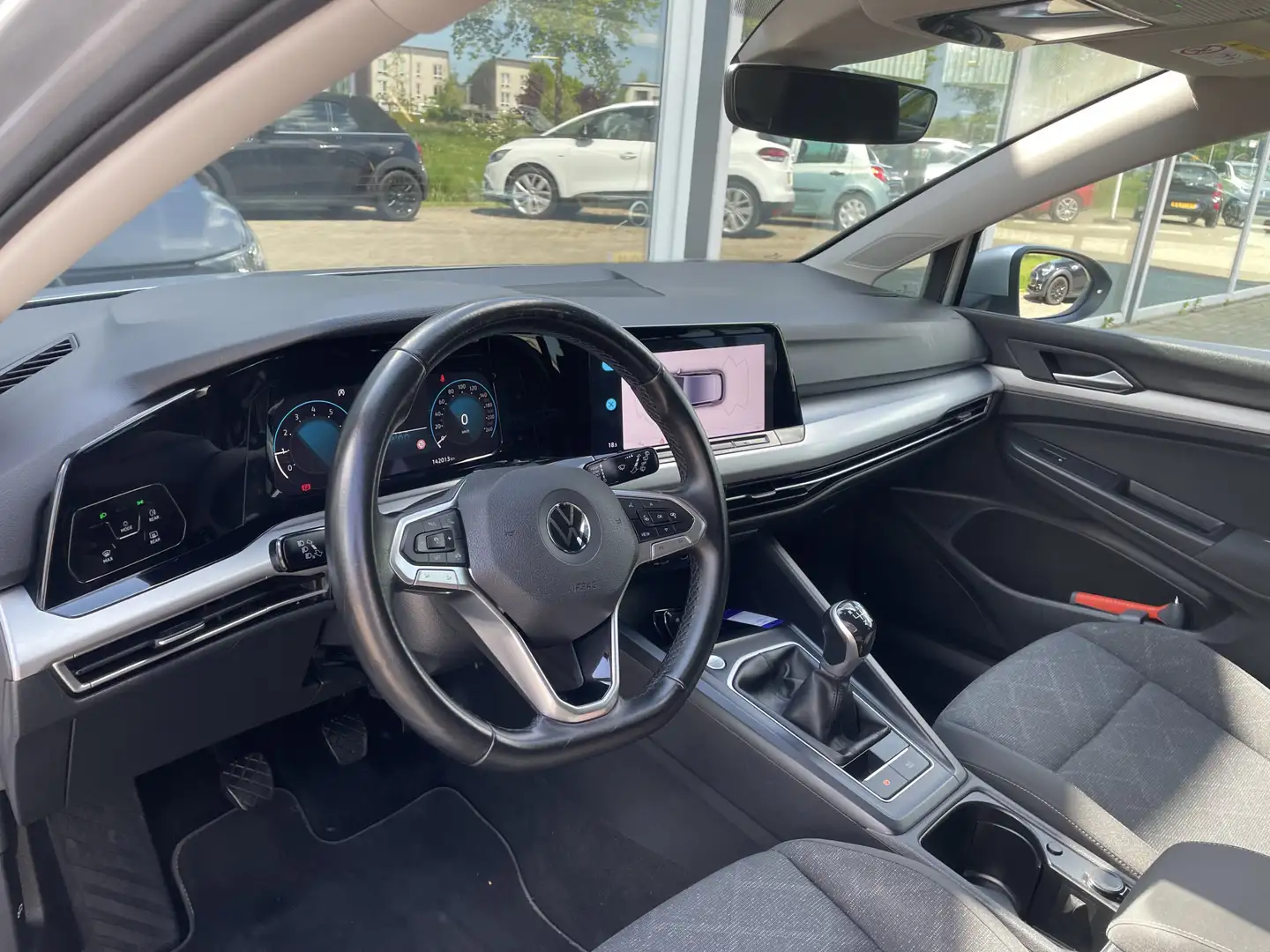 Volkswagen Golf 1.0 TSI Life 50% deal 8.975,- ACTIE Virtual / Navi Grau - 2