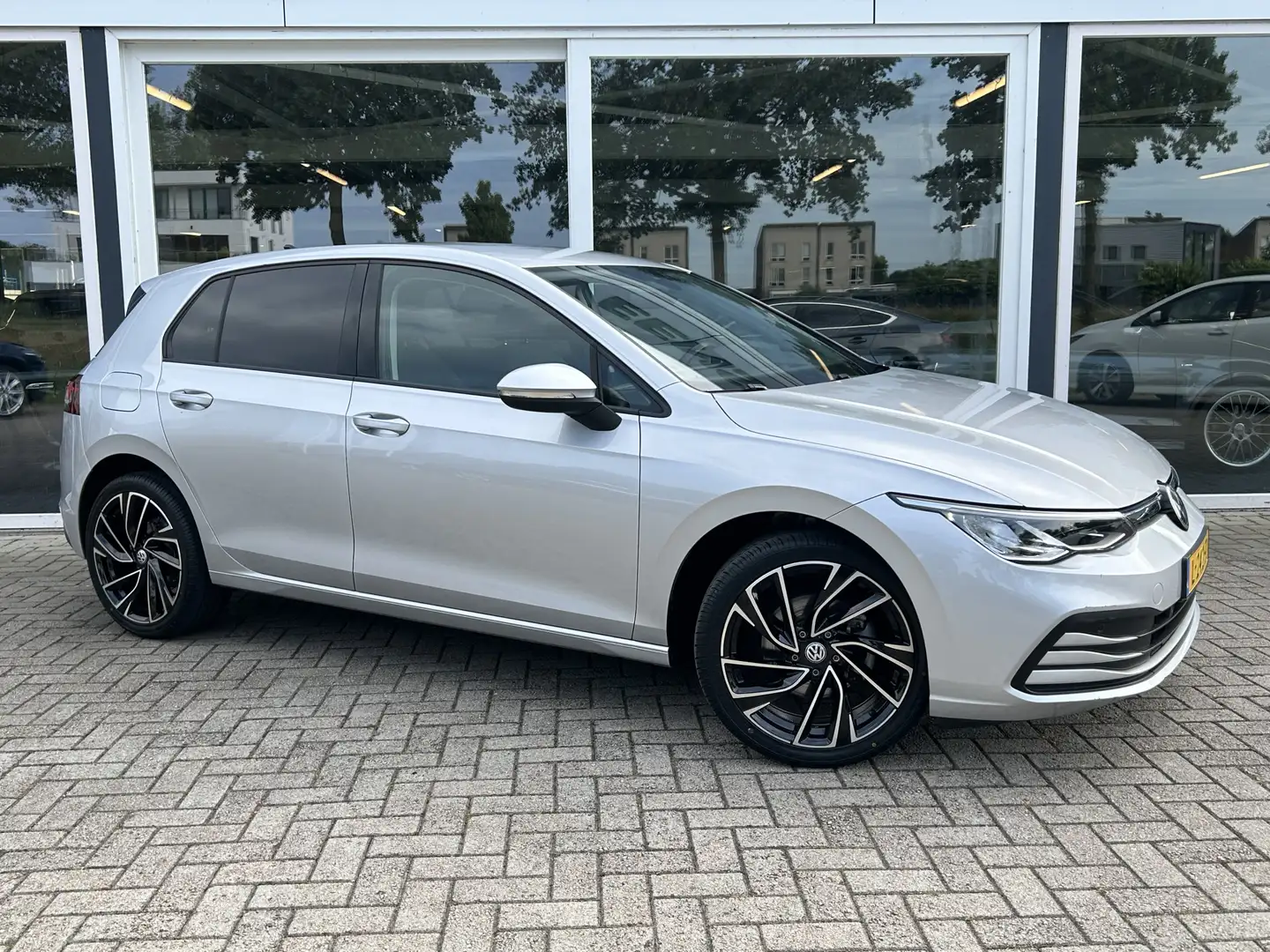 Volkswagen Golf 1.0 TSI Life 50% deal 8.975,- ACTIE Virtual / Navi Grau - 1