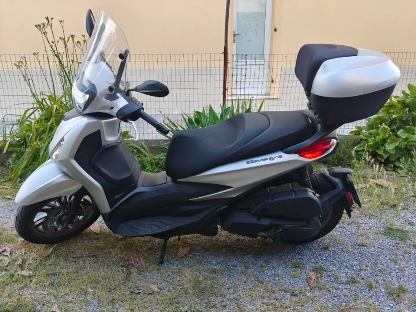 Piaggio Beverly 400 S HPE Stříbrná - 1