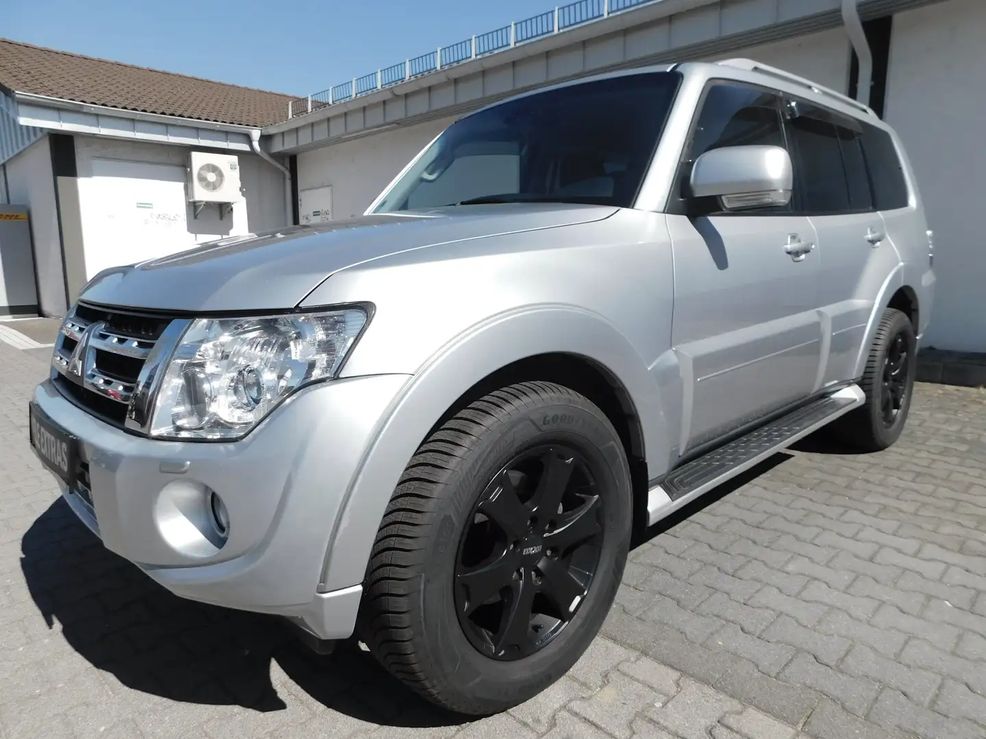 Mitsubishi Pajero 3.2 DI-D Instyle 7 Sitzer+AHK Dis.Scheiben+Breitr. Silber - 2