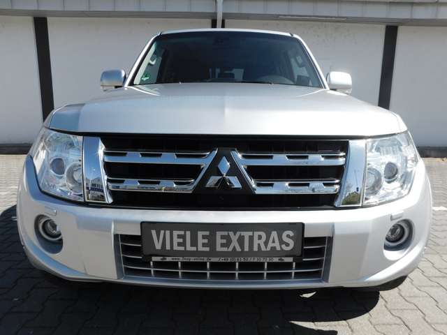 Imagine Mitsubishi Pajero 3.2 DI-D Instyle 7 Sitzer+AHK Dis.Scheiben+Breitr.