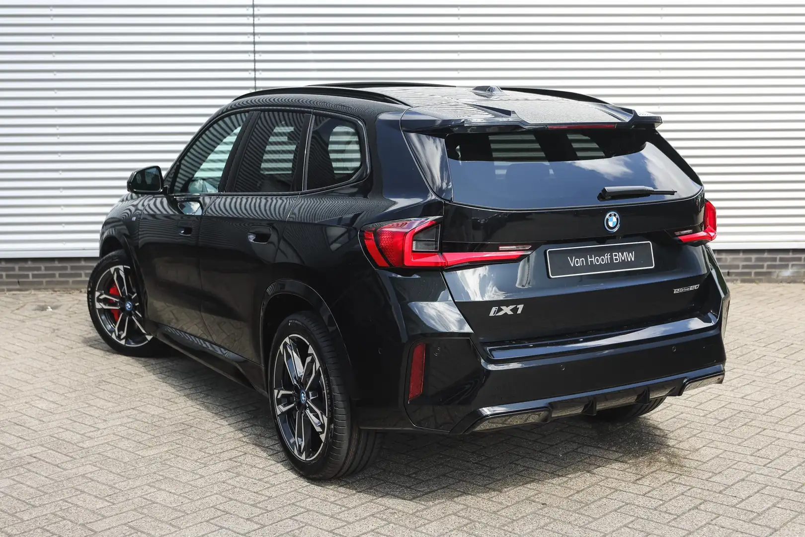 BMW iX1 eDrive20 High Executive M Sport / Panoramadak / Tr Zwart - 2