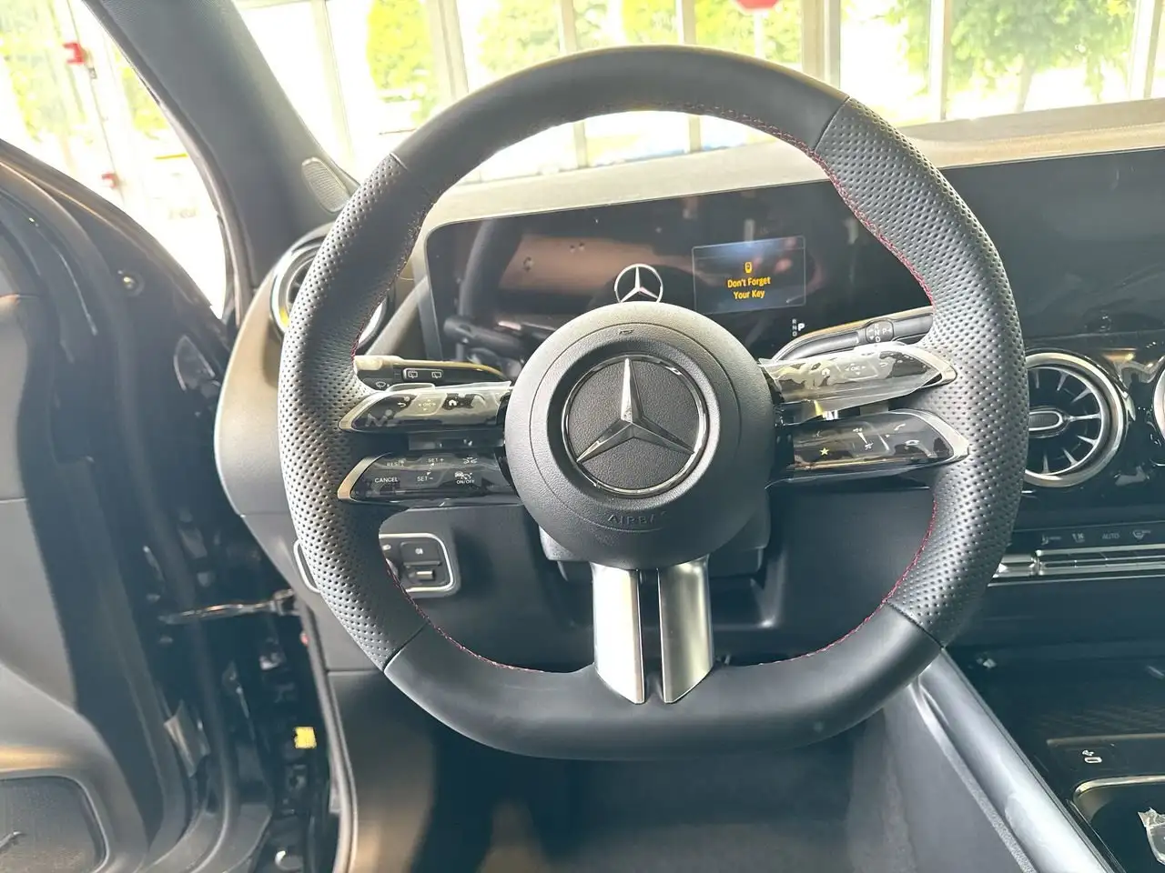 Mercedes-Benz GLA снимка Mercedes-Benz GLA
