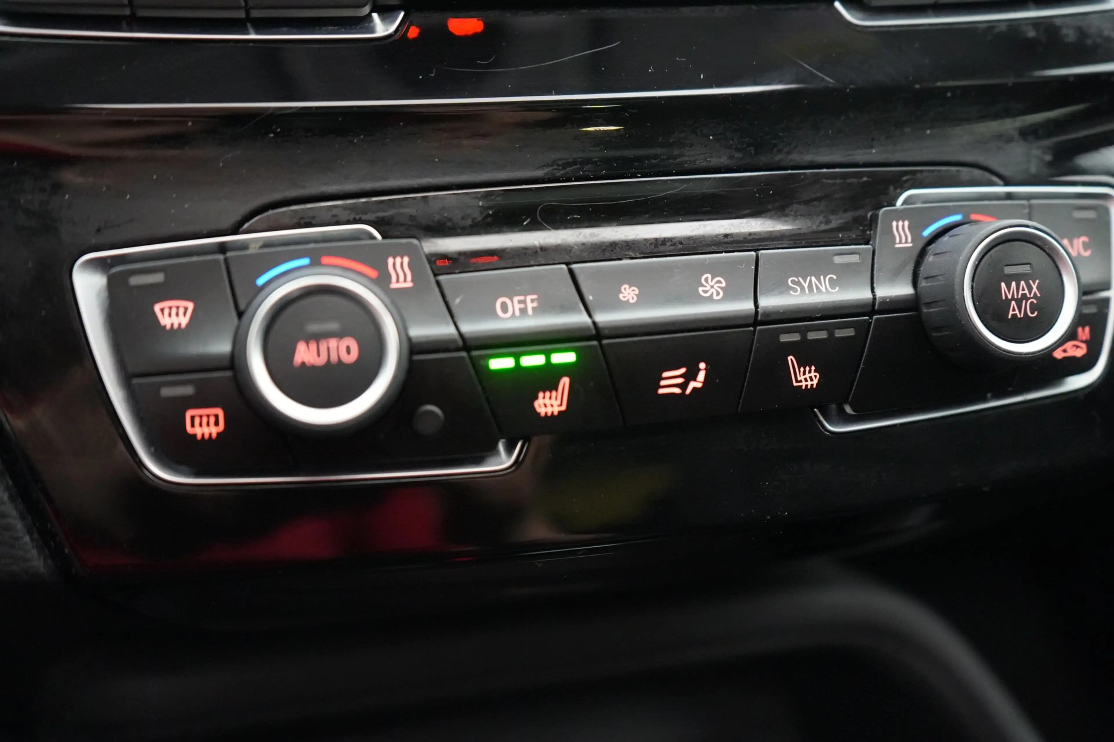 BMW X1 1.5 sDrive18iA Business+ GPS PDC CAM Pano Head-Up — photo 28