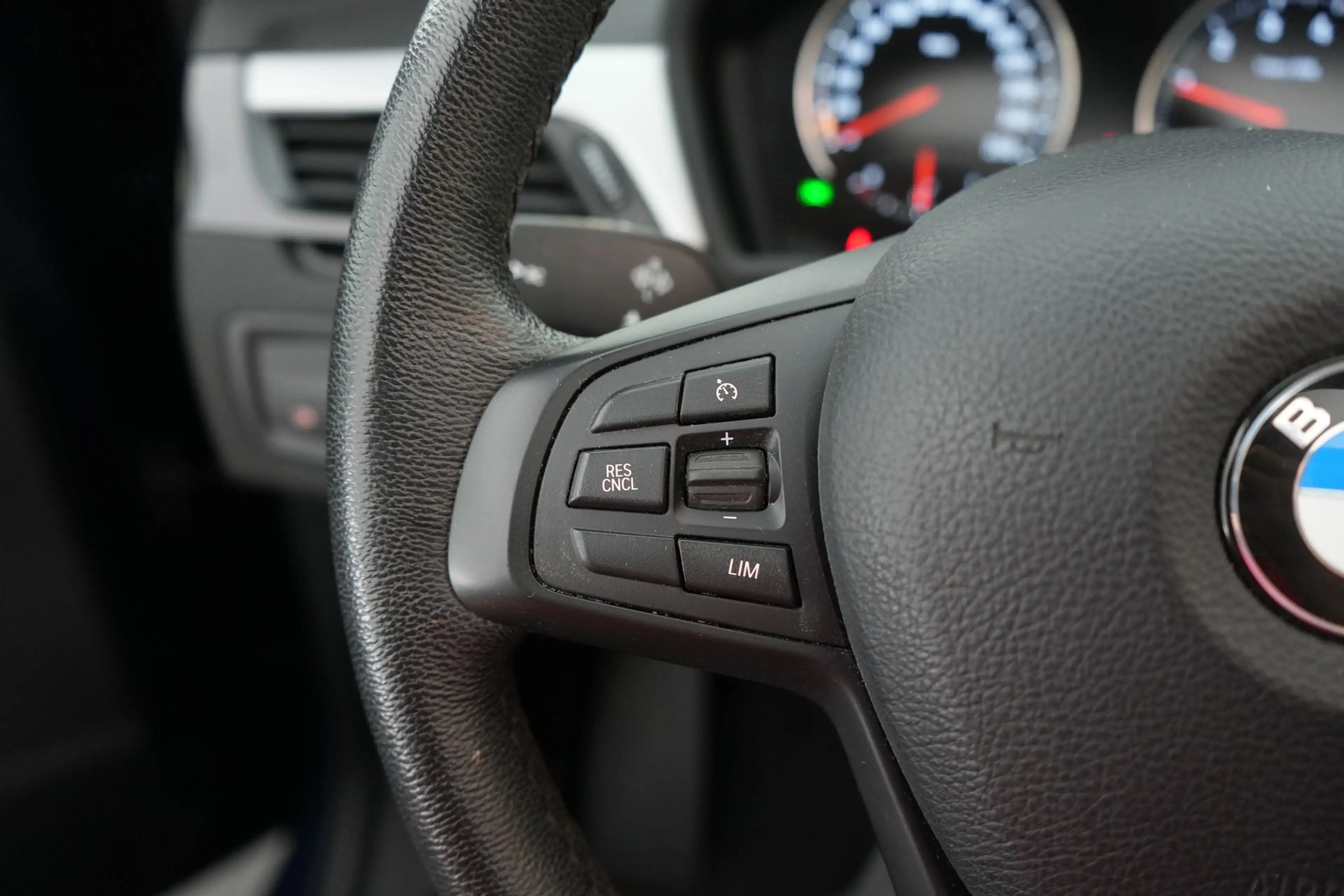 BMW X1 1.5 sDrive18iA Business+ GPS PDC CAM Pano Head-Up — photo 26