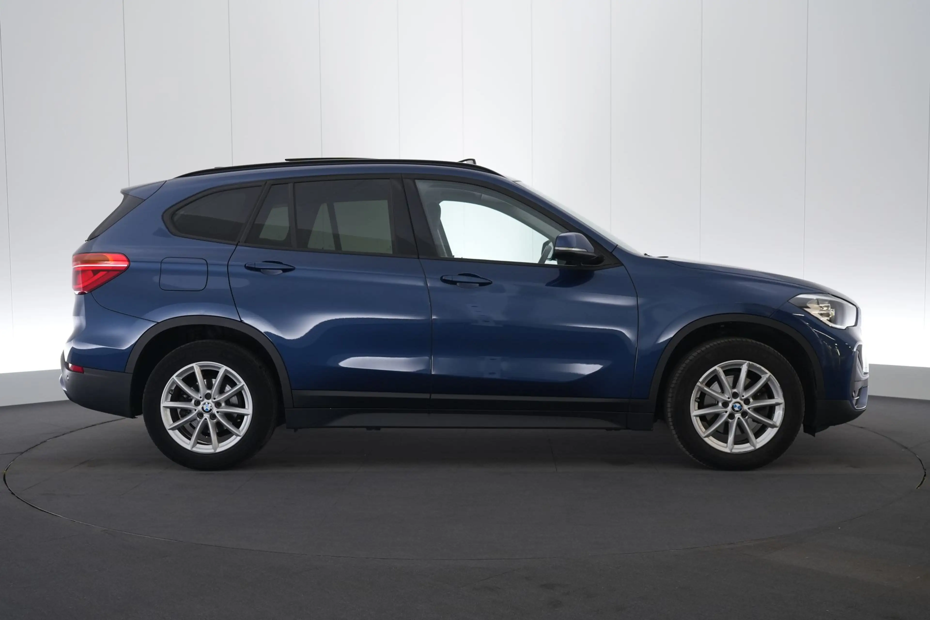 BMW X1 1.5 sDrive18iA Business+ GPS PDC CAM Pano Head-Up — photo 5