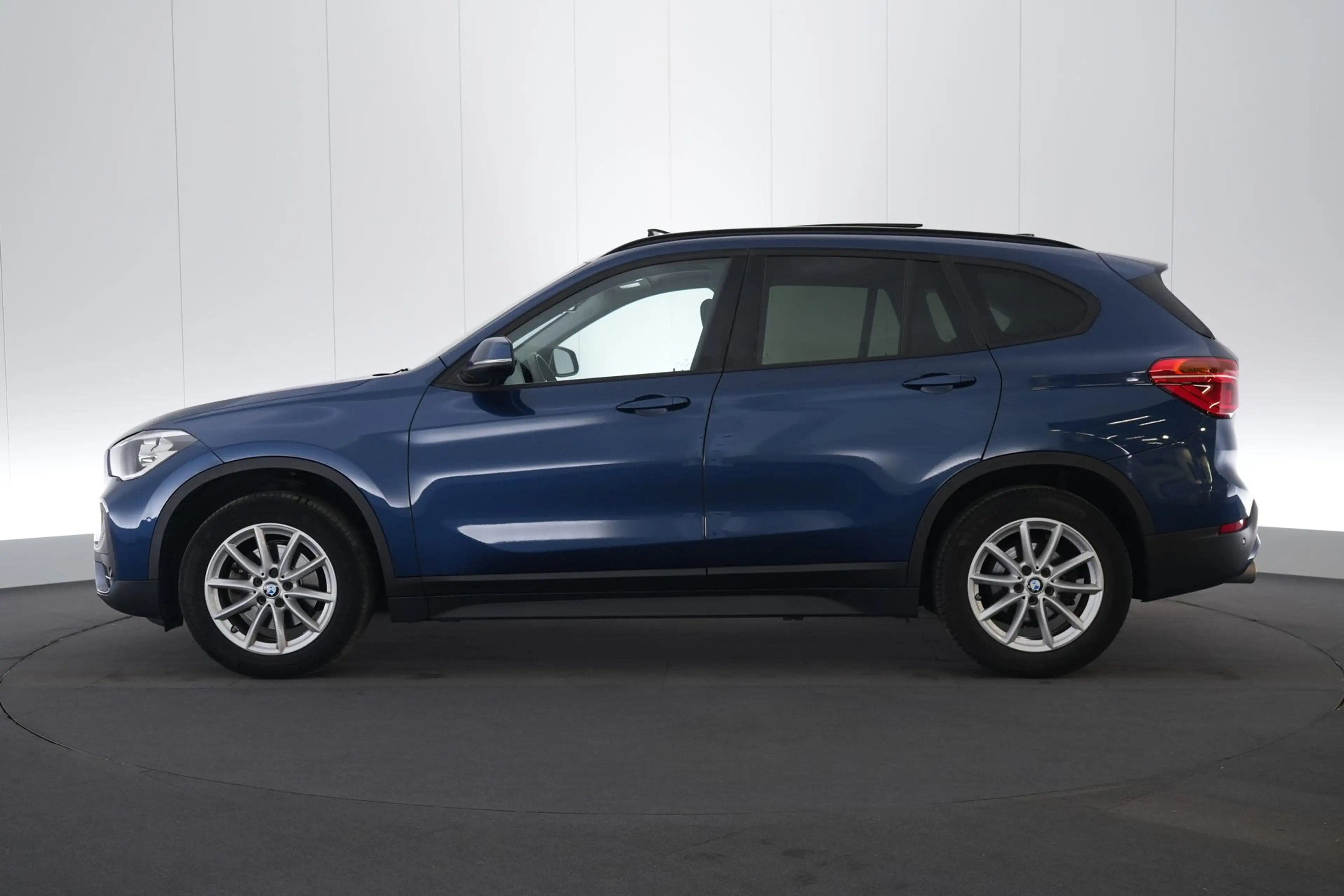 BMW X1 1.5 sDrive18iA Business+ GPS PDC CAM Pano Head-Up — photo 11