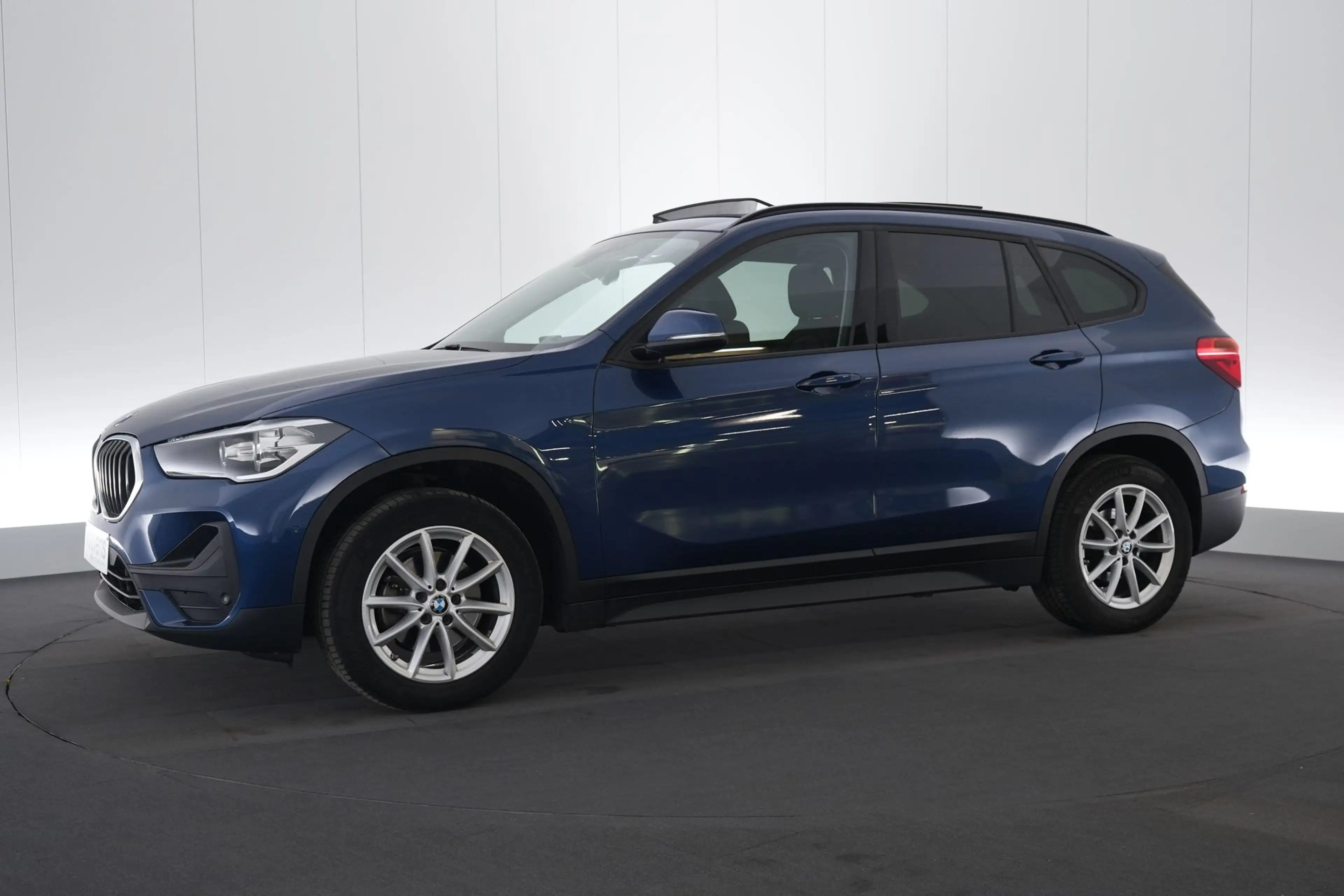 BMW X1 1.5 sDrive18iA Business+ GPS PDC CAM Pano Head-Up — photo 12