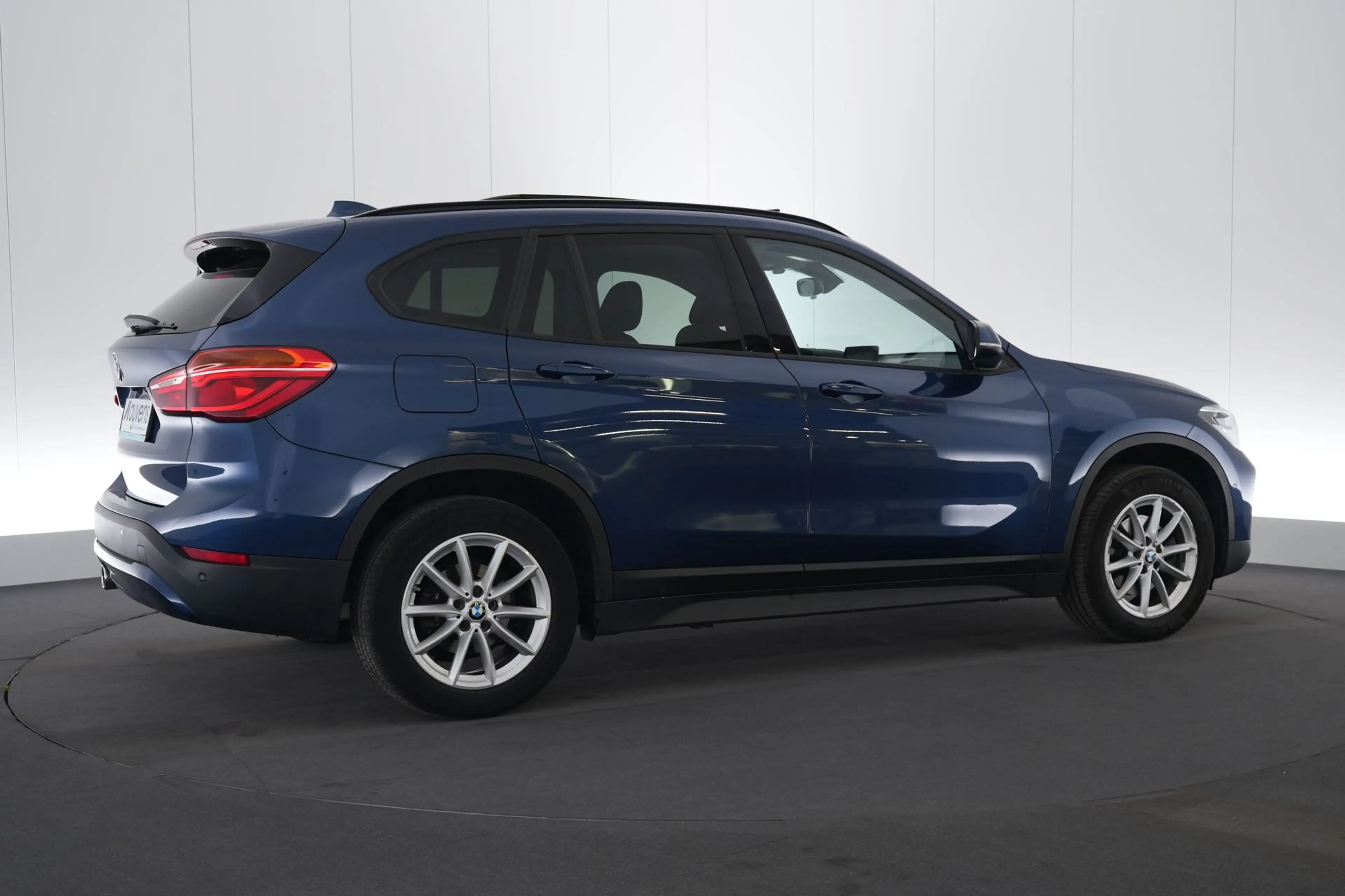 BMW X1 1.5 sDrive18iA Business+ GPS PDC CAM Pano Head-Up — photo 6