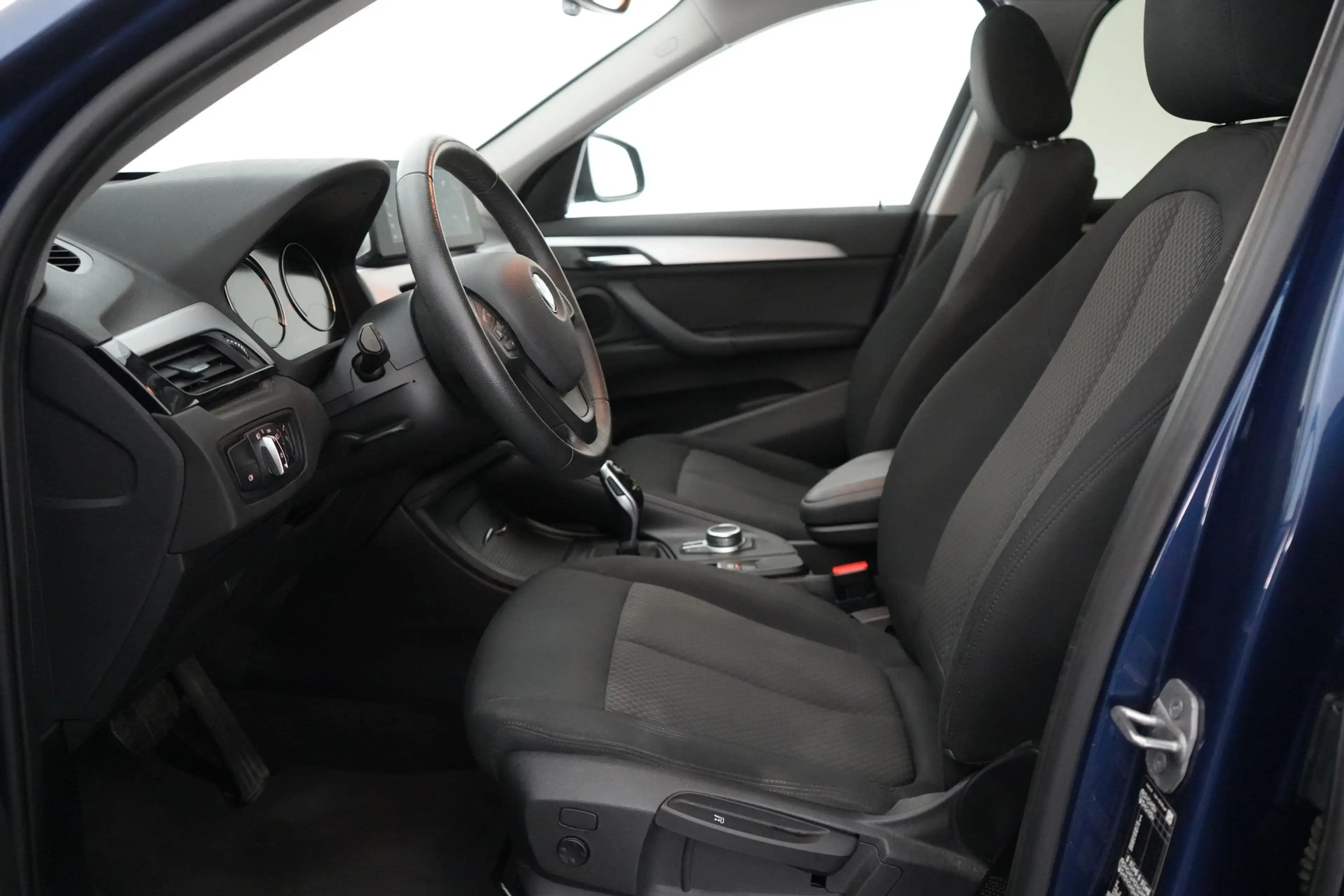 BMW X1 1.5 sDrive18iA Business+ GPS PDC CAM Pano Head-Up — photo 17