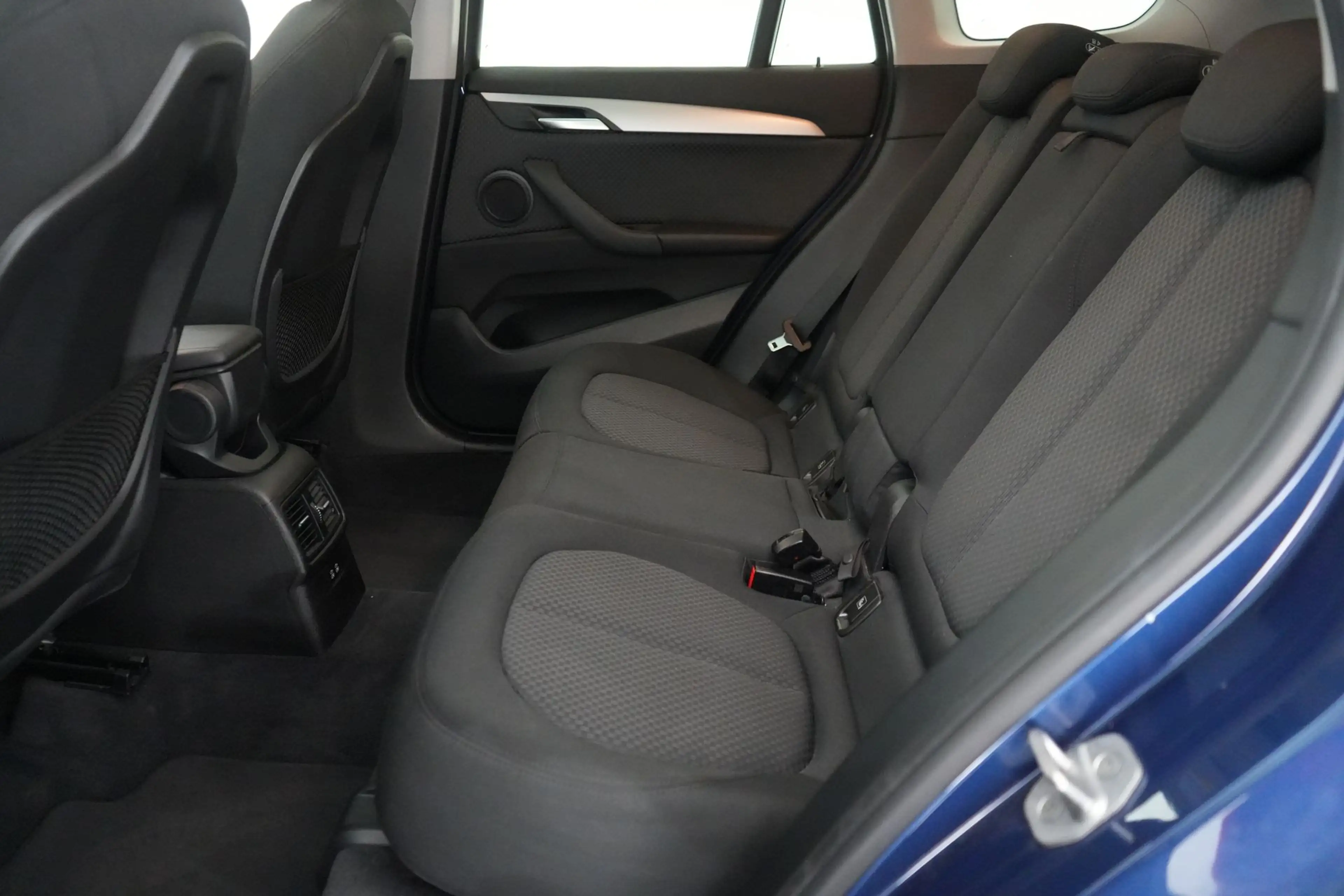 BMW X1 1.5 sDrive18iA Business+ GPS PDC CAM Pano Head-Up — photo 20
