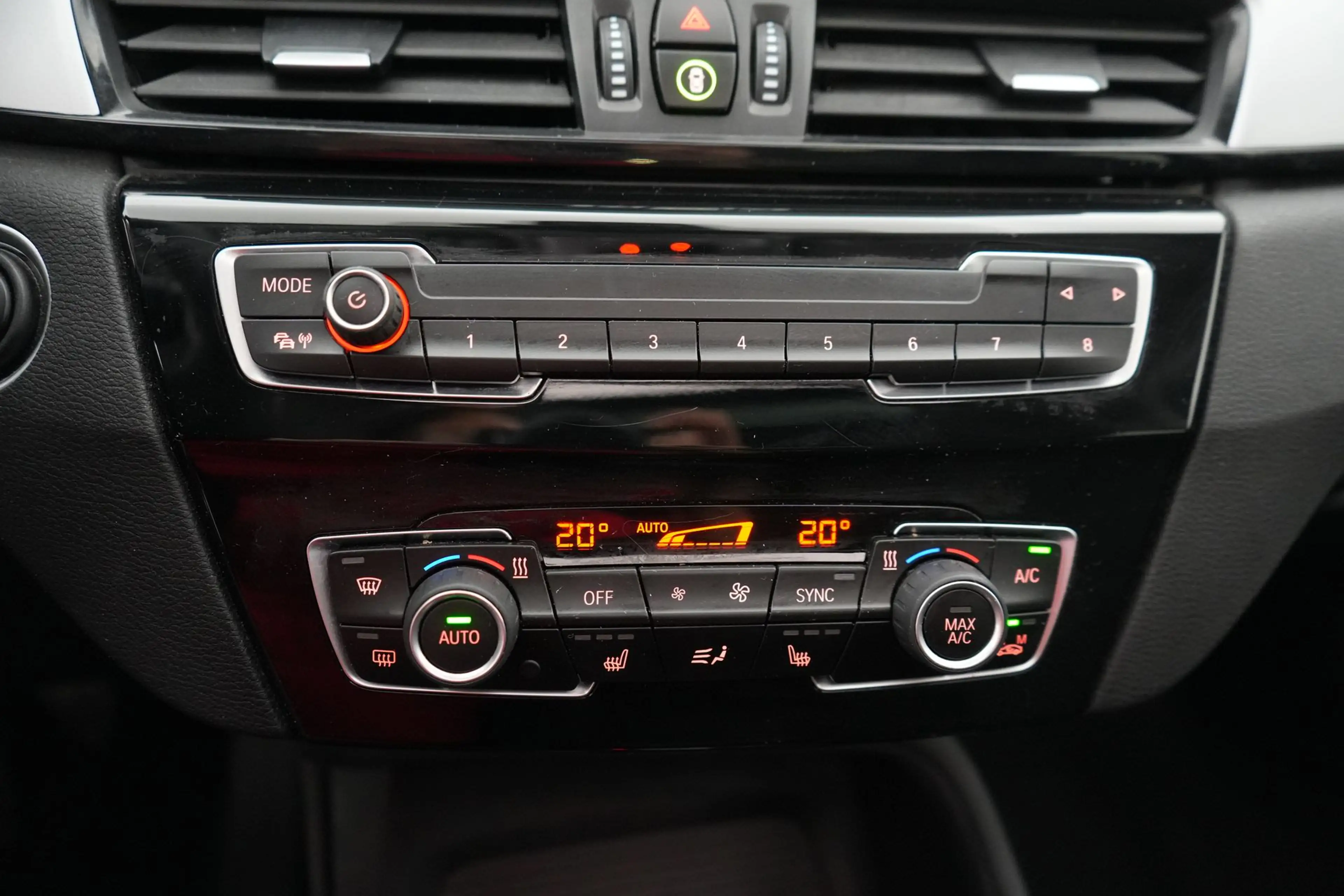 BMW X1 1.5 sDrive18iA Business+ GPS PDC CAM Pano Head-Up — photo 27