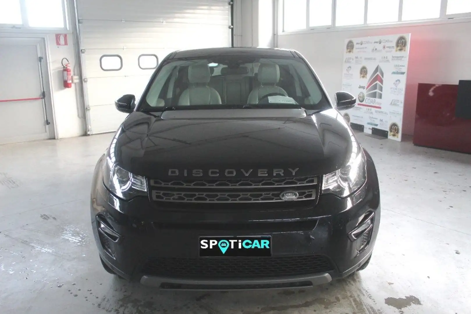 Land Rover Discovery Sport 2.0 TD4 180 CV HSE Zwart - 2