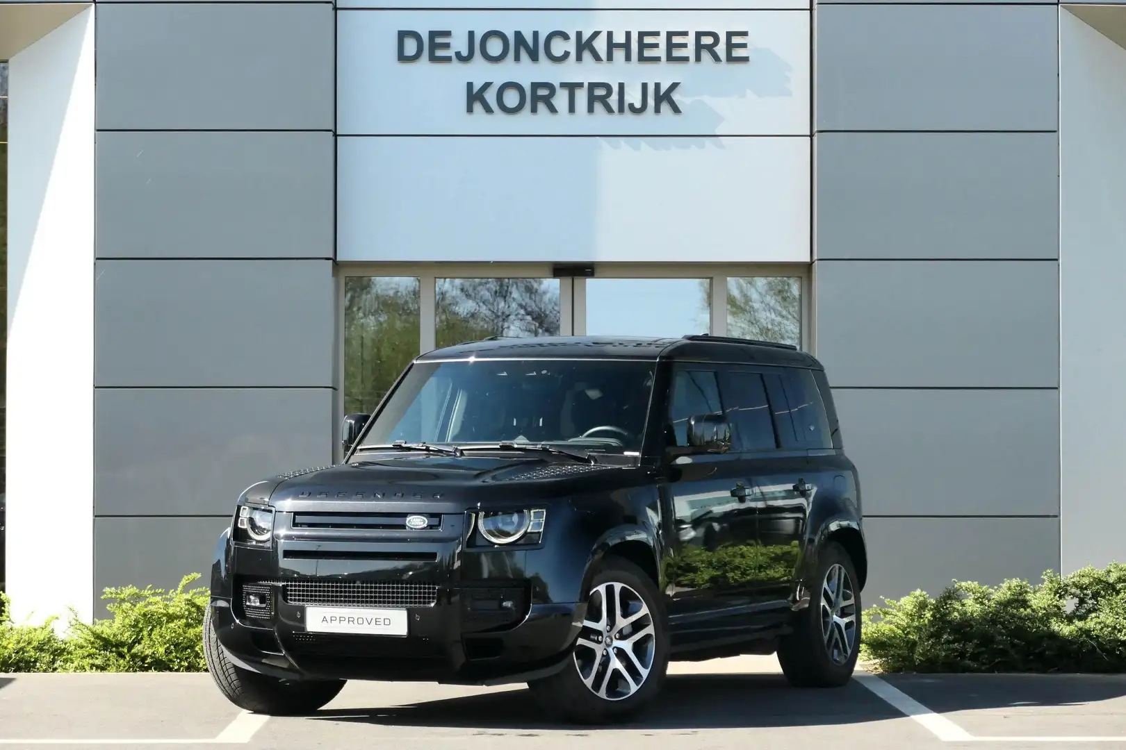 Land Rover Defender 110 P400e PHEV X-Dynamic SE Zwart - 1