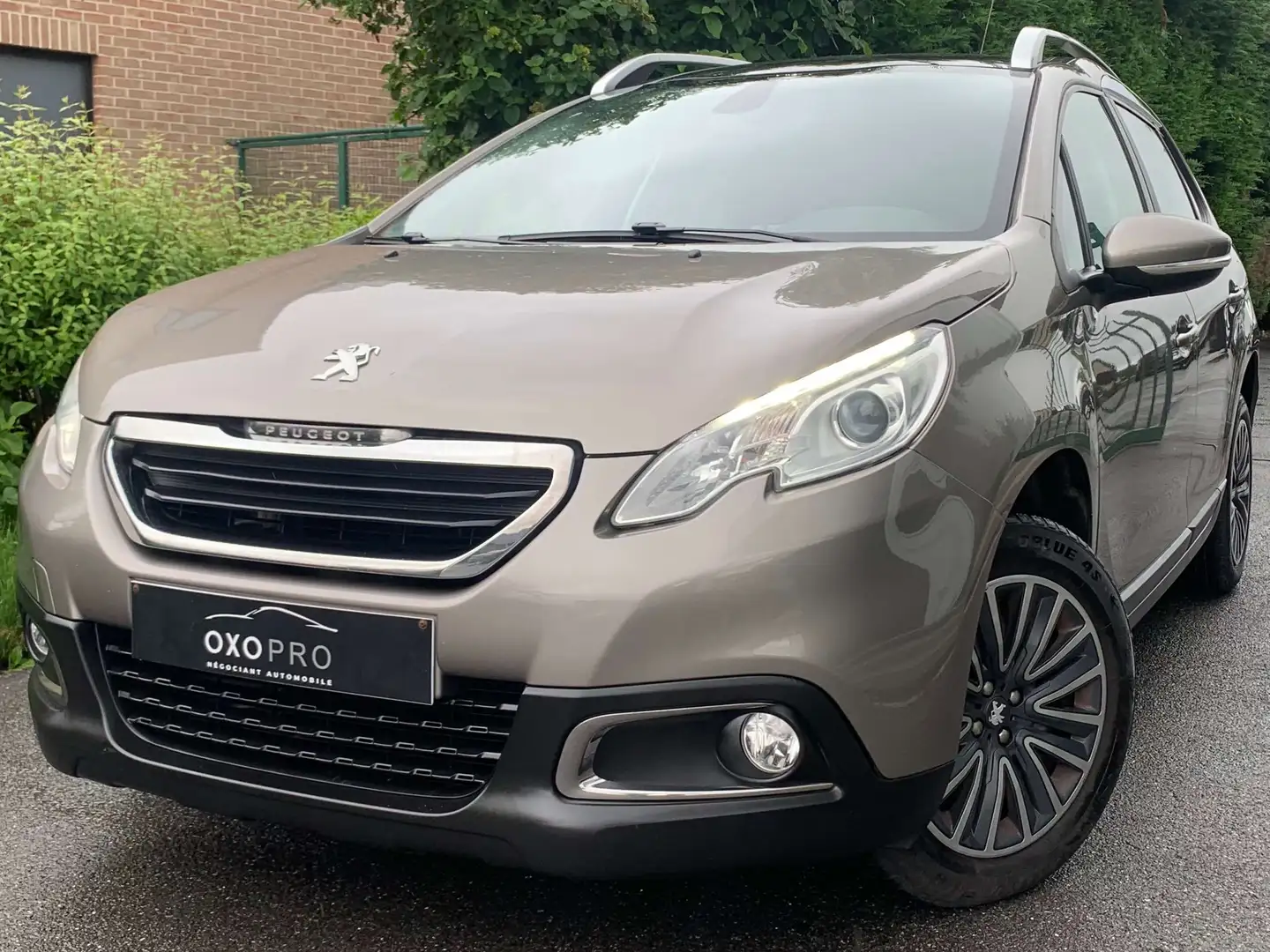Peugeot 2008 1.6i / Airco / Ecran / Toit Pano / Cruise / PDC / Braun - 1