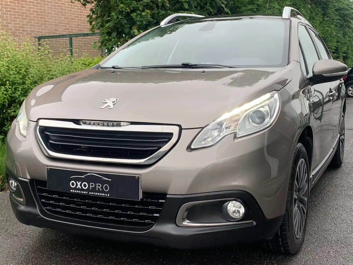 Peugeot 2008 1.6i / Airco / Ecran / Toit Pano / Cruise / PDC / Braun - 2