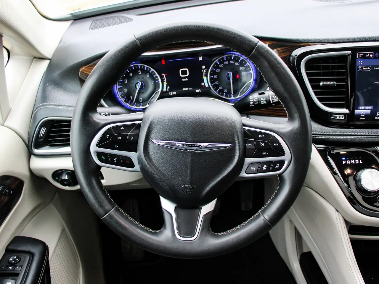 Chrysler Pacifica photo Chrysler Pacifica