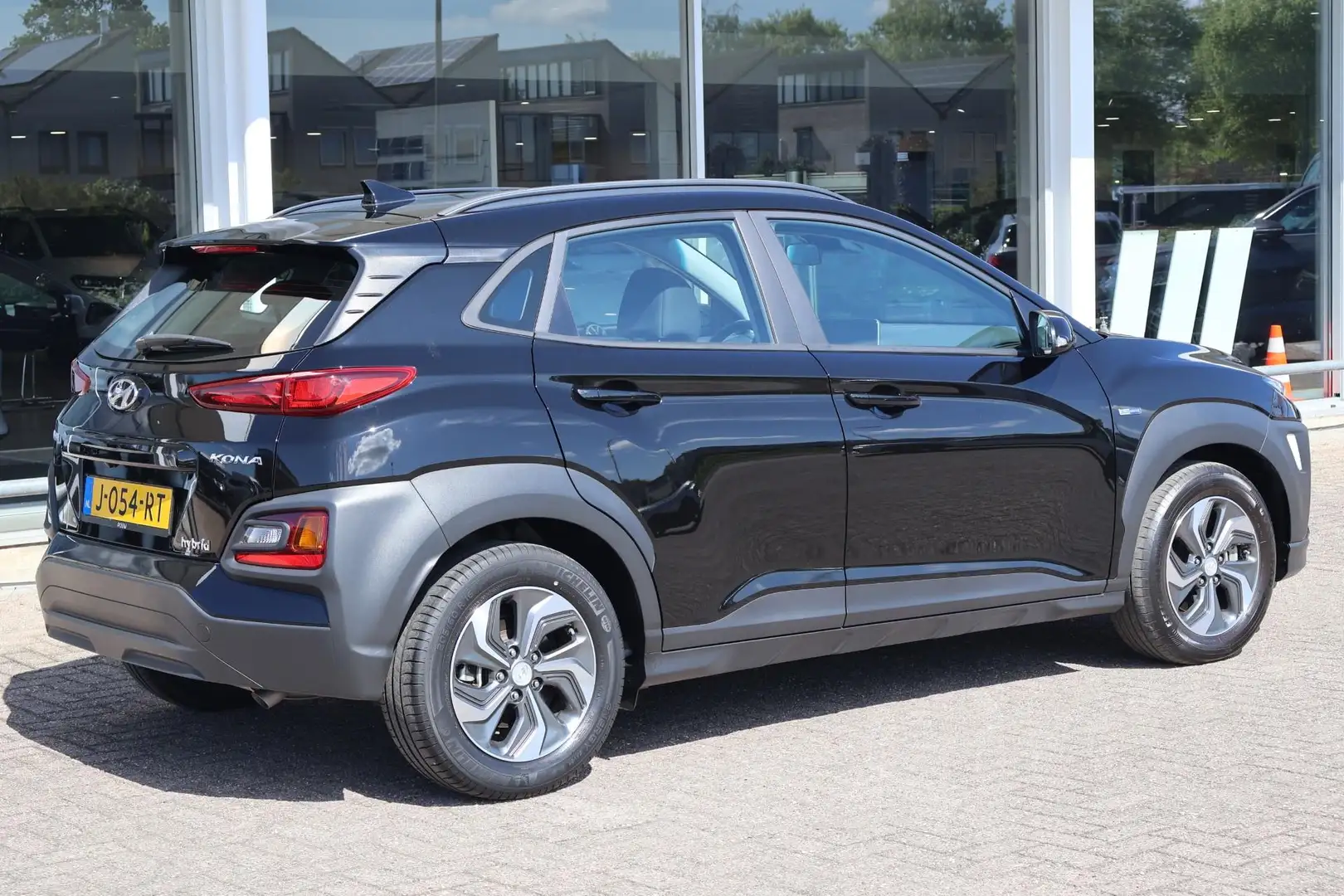 Hyundai KONA 1.6 GDI 105pk AUT PHEV Comfort | Apple Carplay/And Zwart - 2