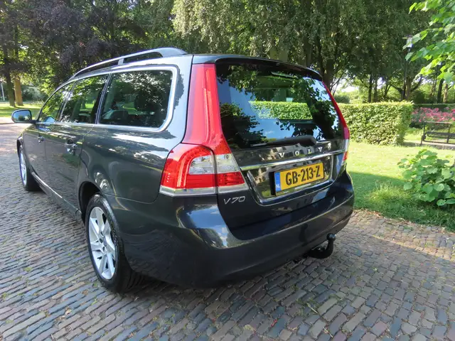 Volvo V70 view 4