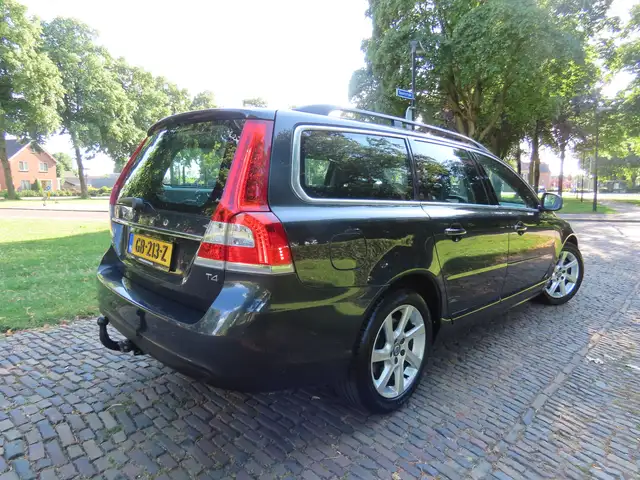Volvo V70 view 6