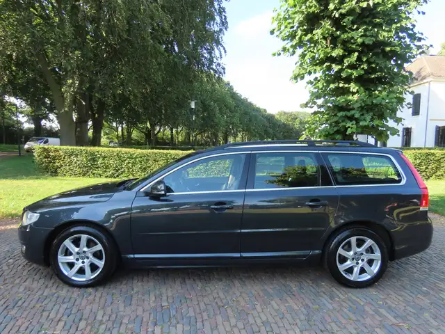 Volvo V70 view 2