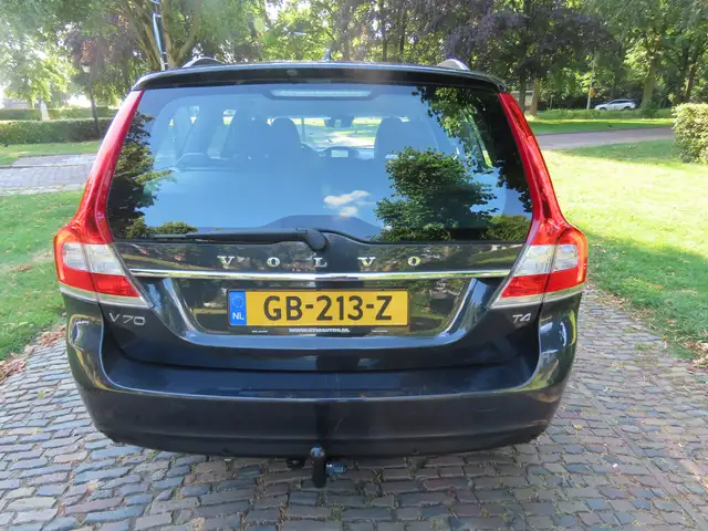 Volvo V70 view 5