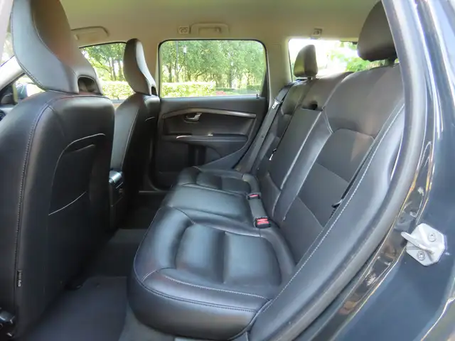 Volvo V70 view 11