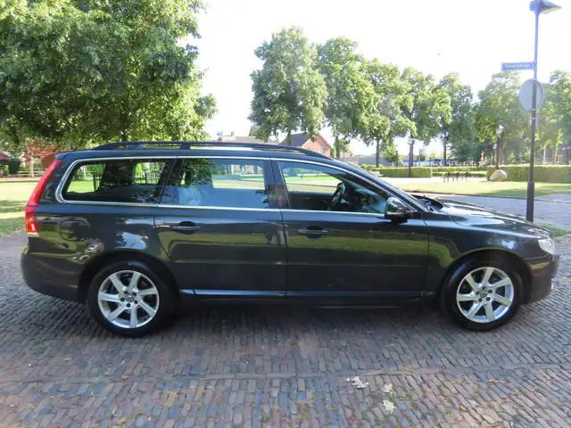 Volvo V70 view 3