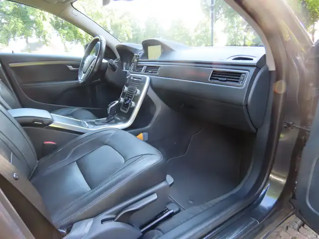 Volvo V70 view 9