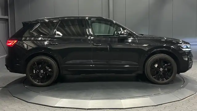 Volkswagen Touareg view 6