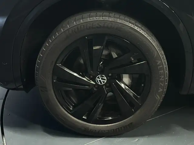 Volkswagen Touareg view 9