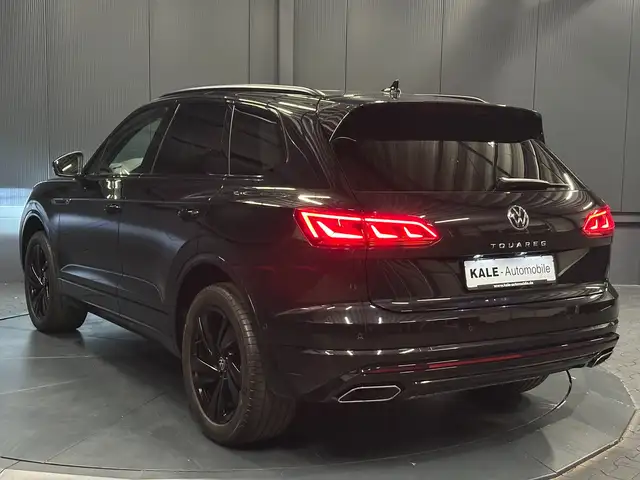 Volkswagen Touareg view 3