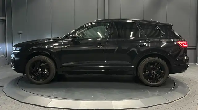 Volkswagen Touareg view 2