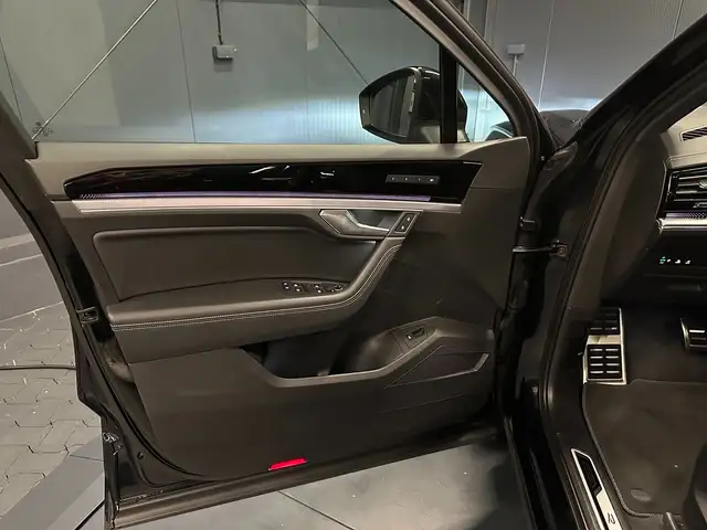 Volkswagen Touareg view 14
