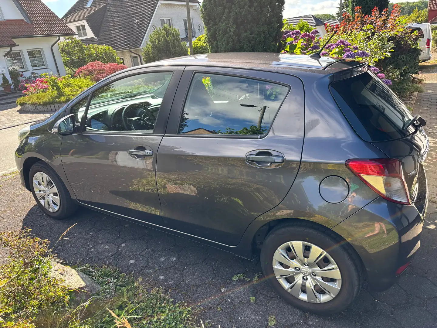 Toyota Yaris Yaris  5-Türer 1.0 VVT-i Life Grau - 2
