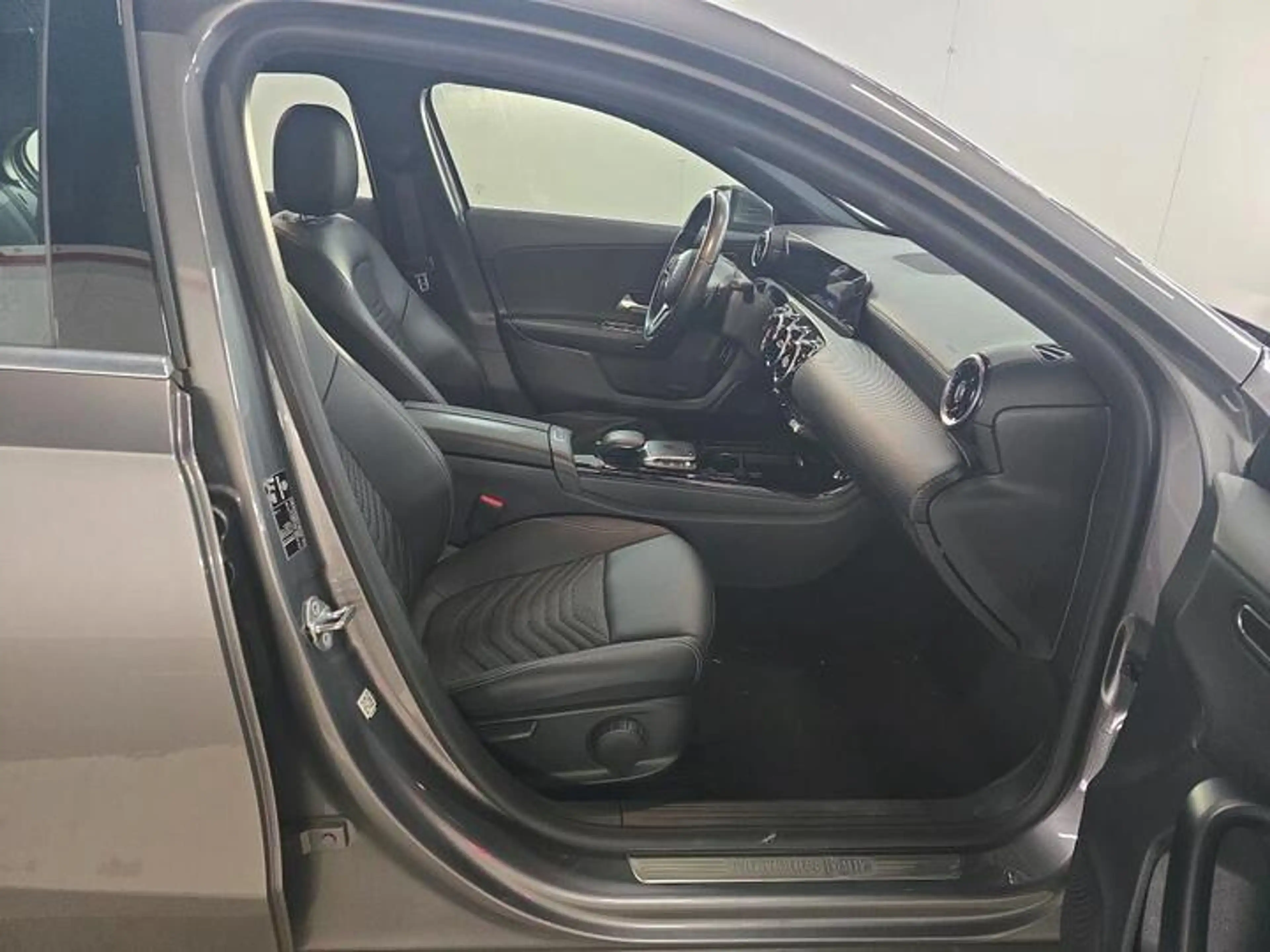 Mercedes-Benz A 200 d 8G TRONIC *CUIR/TISSU-CRUISE-PARKTRONIC-NAVI* — photo 7