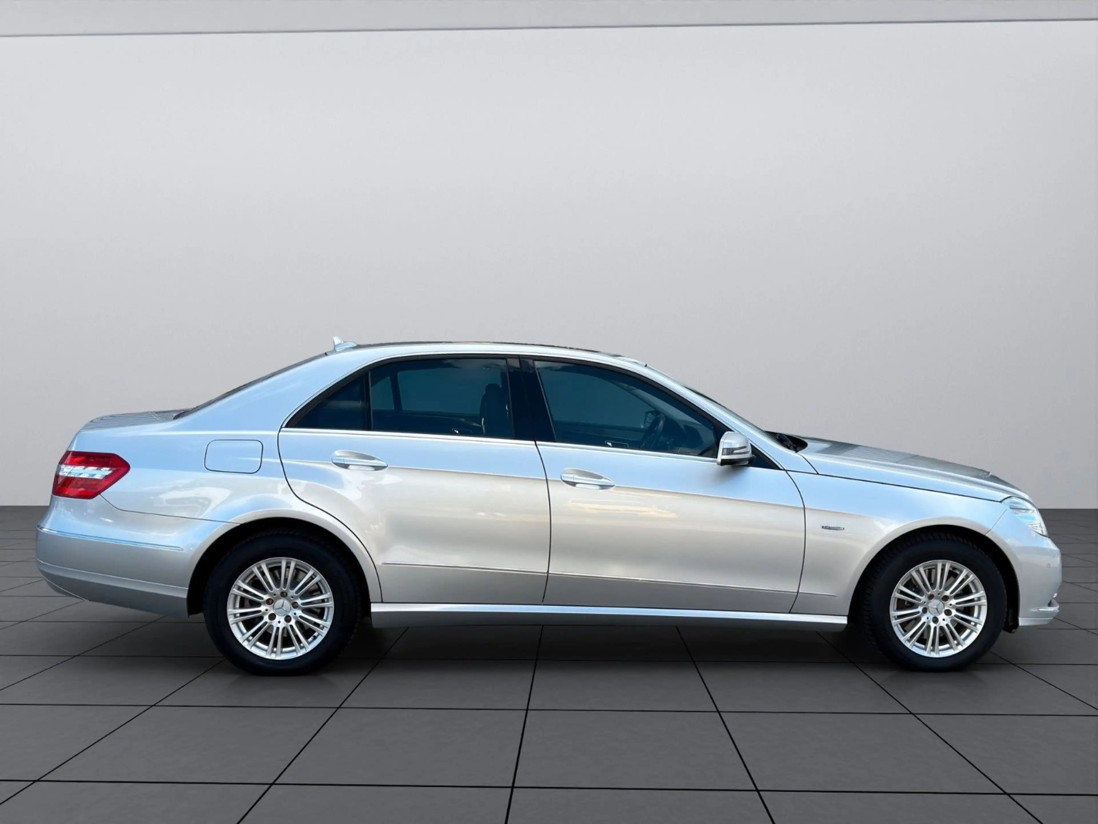 Mercedes-Benz E 250 CDI BlueEffi.*NAVI*BIXENON*SHZ*TEMP*ASSIST — photo 6