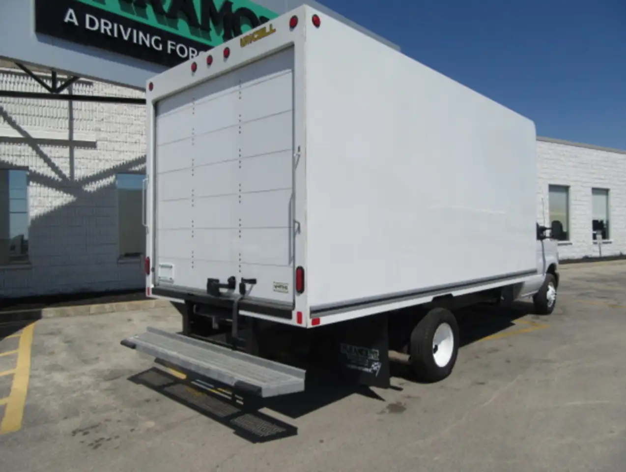 Ford E-450 Super Duty DRW снимка Ford E-450 Super Duty DRW