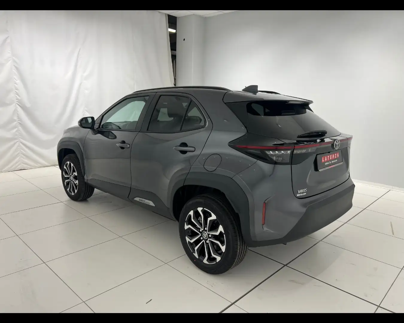 Toyota Yaris Cross 1.5 H Trend Grijs - 2