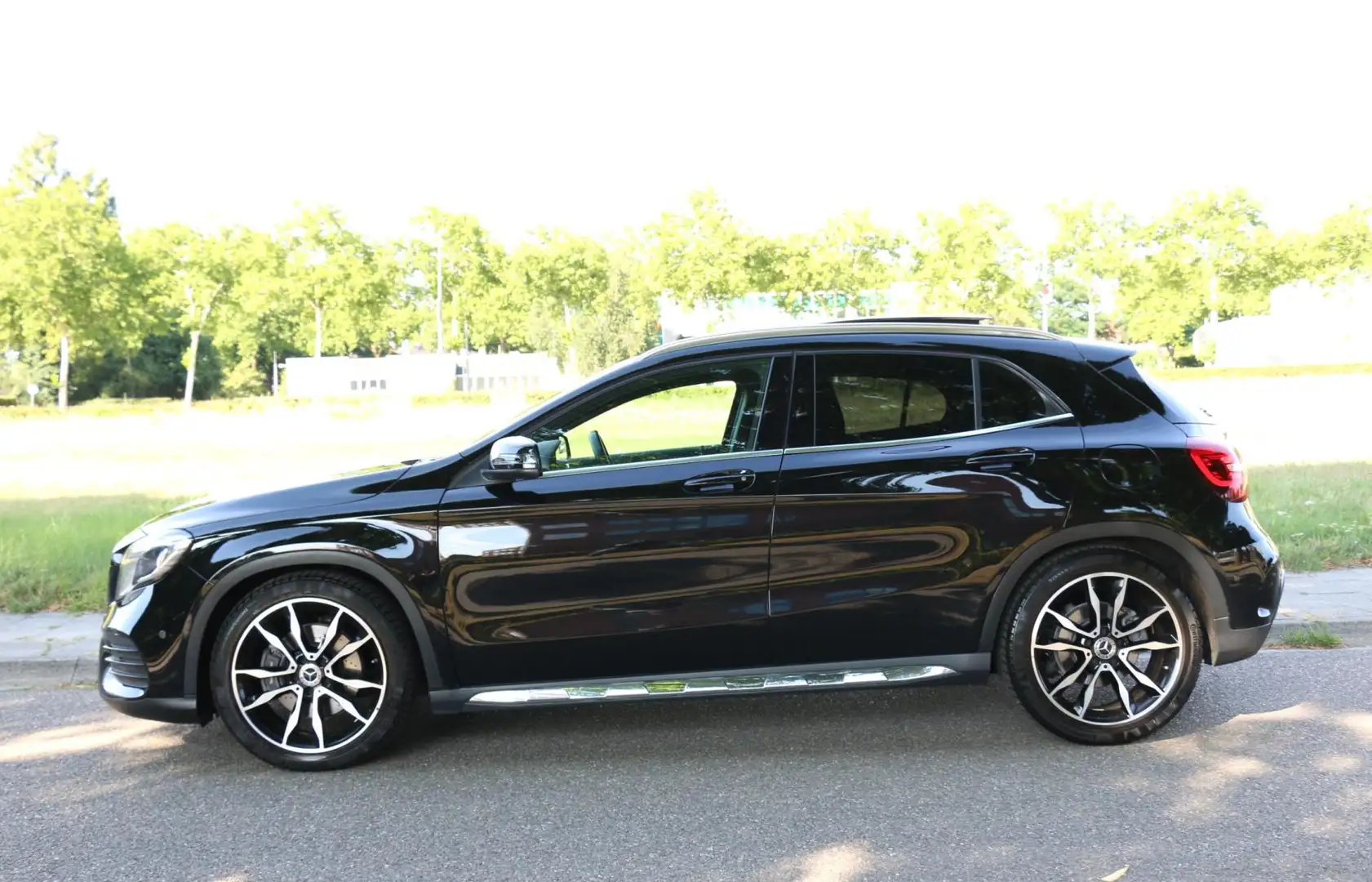 Mercedes-Benz GLA 250 4-Matic 7G-Tronic Aut GLA-250 AMG Line LED 211Pk F Zwart - 2
