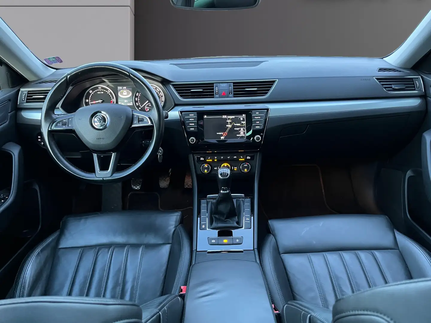 Skoda Superb Superb 1.6TDi - Toit ouvrant - Attache remorque Grau - 2