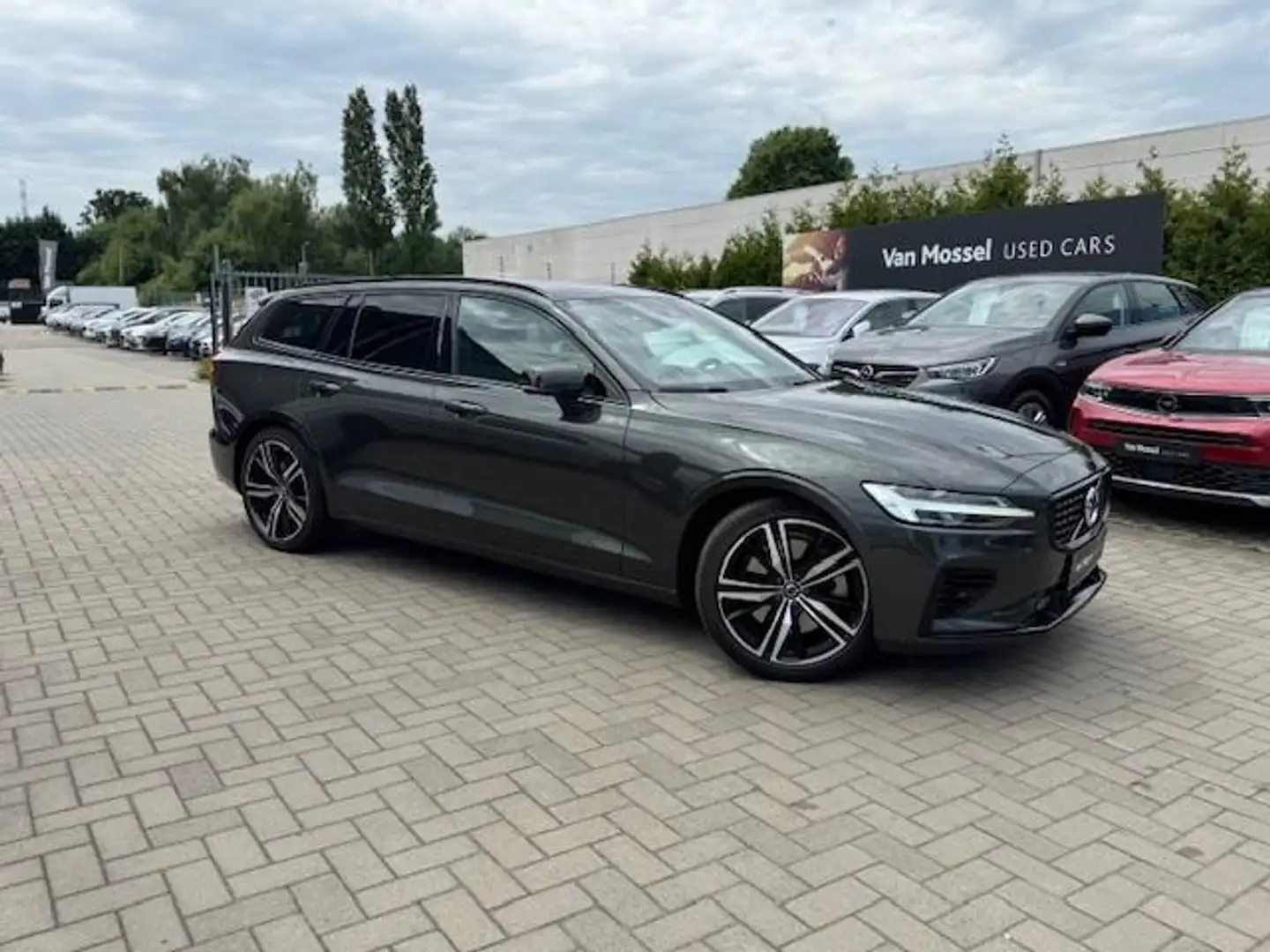 Volvo V60 2.0 T6 Recharge AWD R-Design Grijs - 2