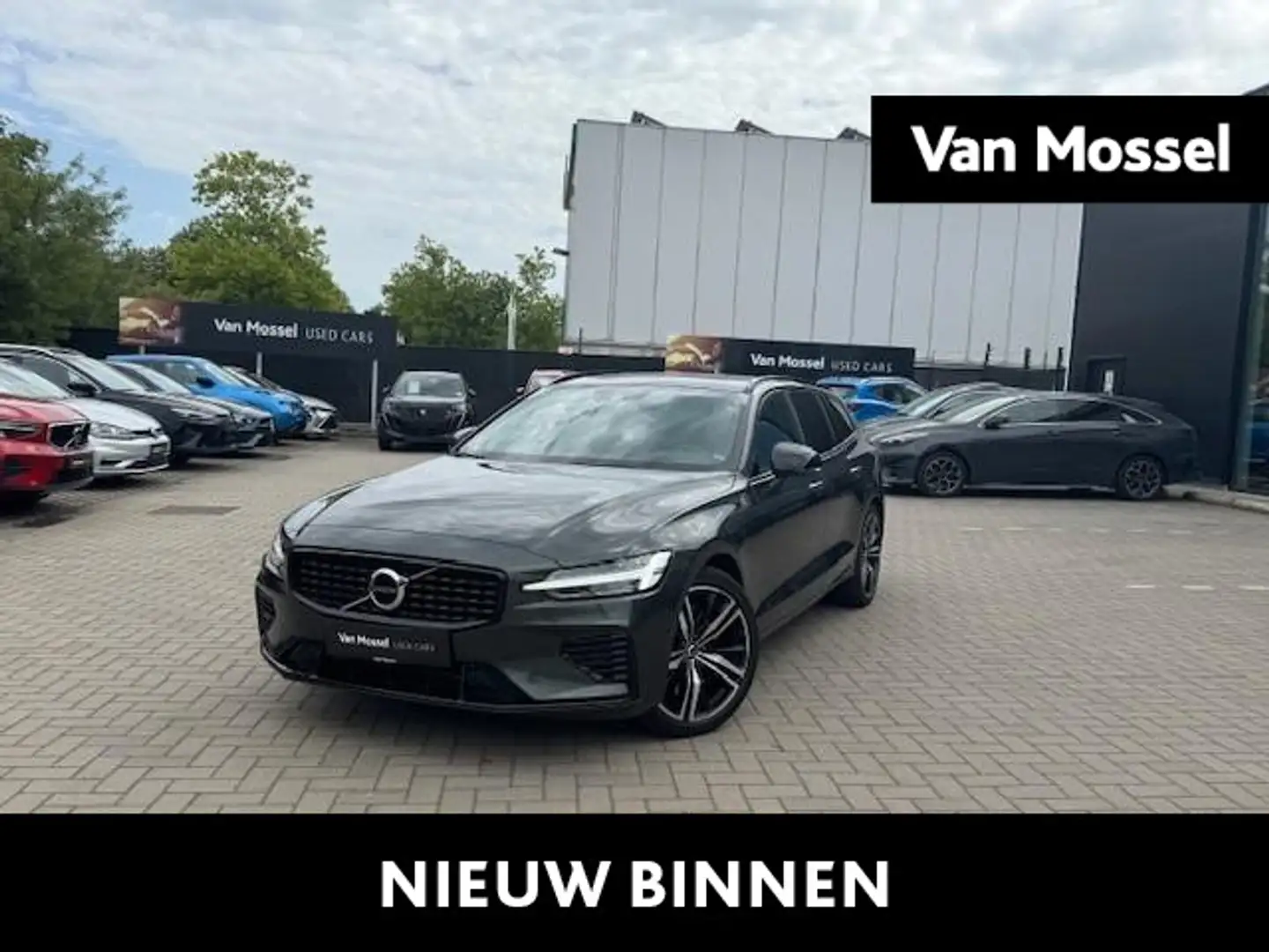 Volvo V60 2.0 T6 Recharge AWD R-Design Grijs - 1