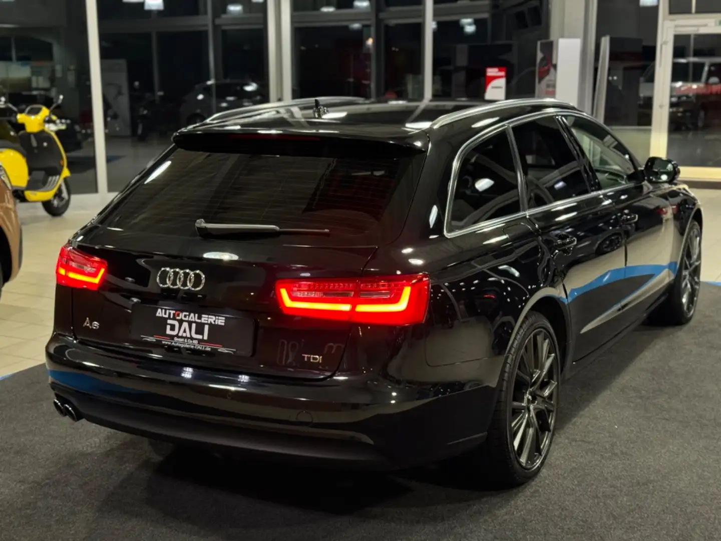 Audi A6 Avant 2.0 TDI  NAVI-XENON-PDC-AHK-KAMERA Schwarz - 2