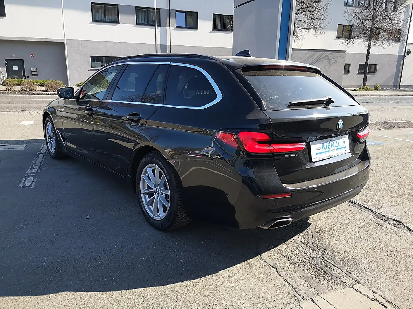 BMW 520 d 48 V Touring xDrive Aut. Schwarz - 2