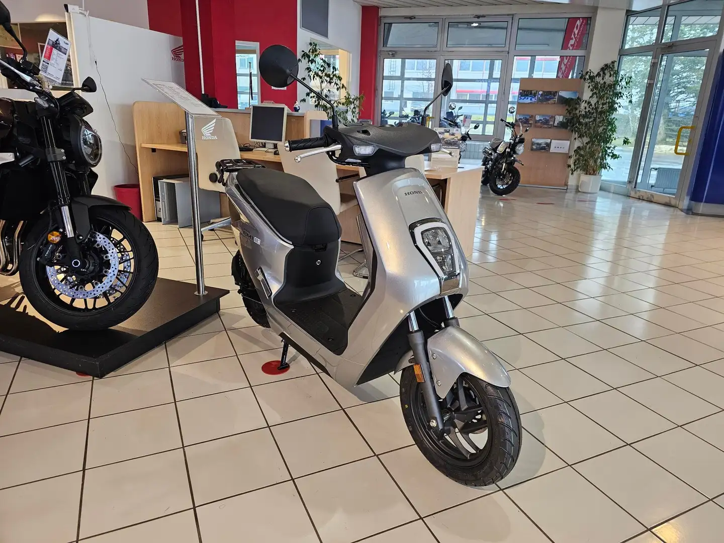 Honda EM1 e inkl. Akku und Ladegerät Plateado - 2