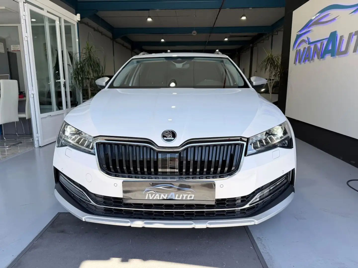 Skoda Superb Combi 2.0 TSI Scout 4x4 DSG 200kW Blanco - 2